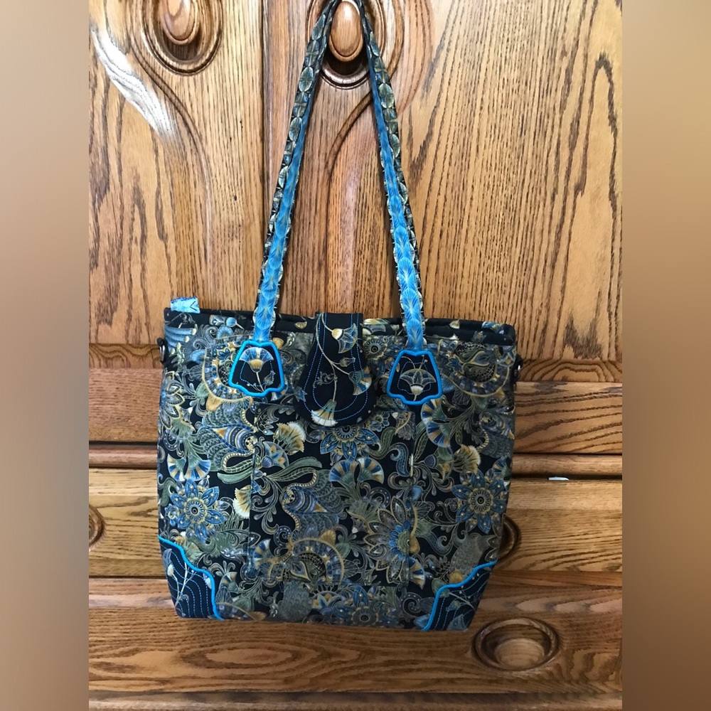 Handmade Paisley Large Tote Embroidered Accents
17 x 14 x4 NEW